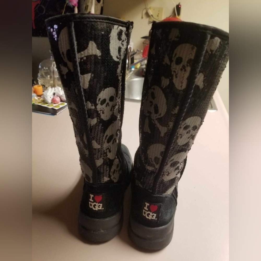 UGG I ❤️ UGG Black Kisses Sequin Skull Tall Boot Big Girls size 4 ☠️ Womans 5.5.